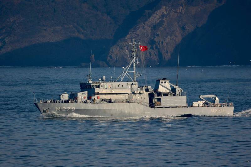 土耳其海军扫雷舰TCG Akcay 26日在博斯普鲁斯海崃清除漂浮水雷。（路透）(photo:LTN)