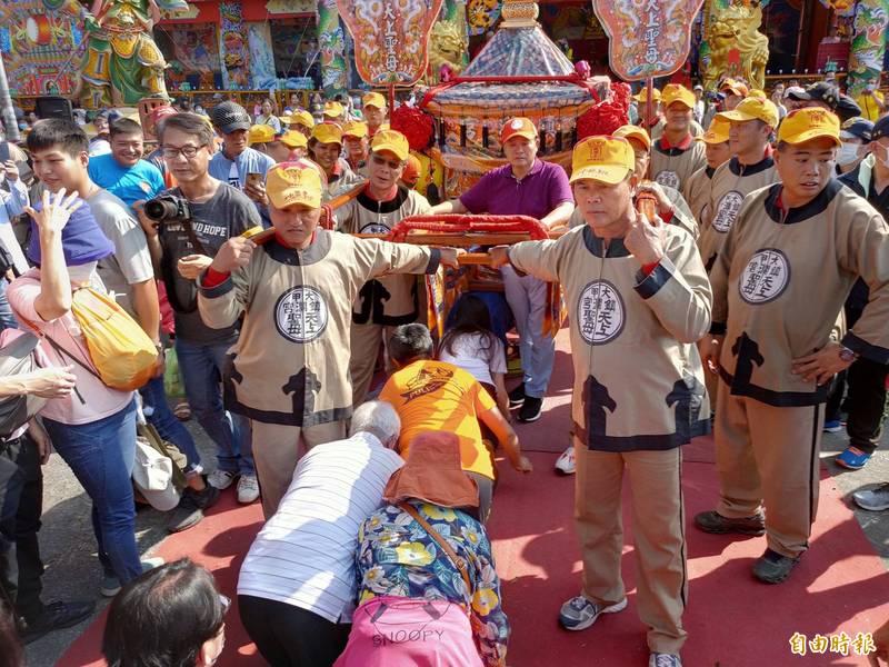 大甲媽遶境，負責扛大甲媽神轎的神轎班人員角色吃重，今年中央流行疫情指揮中心要求，都要接種第三針加強劑疫苗才能上陣。（資料照，記者佟振國攝）