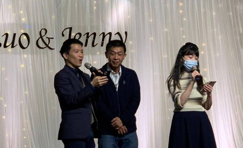 民進黨立委何志偉、許智傑遭網友爆料在週末一場媒體人婚宴的場合中，也未配戴口罩高歌。（圖擷自臉書）