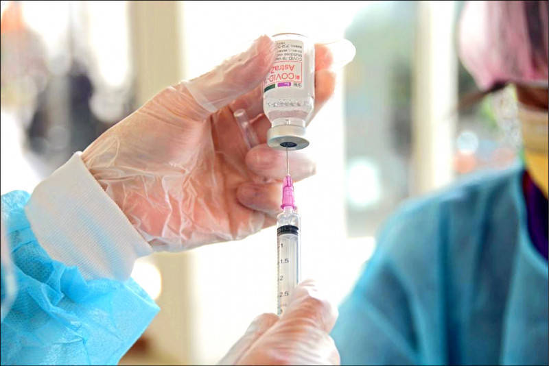 中央流行疫情指揮中心昨宣布，參加宗教遶境的工作人員和民眾都得接種過3劑疫苗。（資料照）