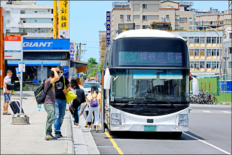 清明連假期間搭乘台北、花蓮間的國道客運，享有折扣優惠。（首都客運提供）