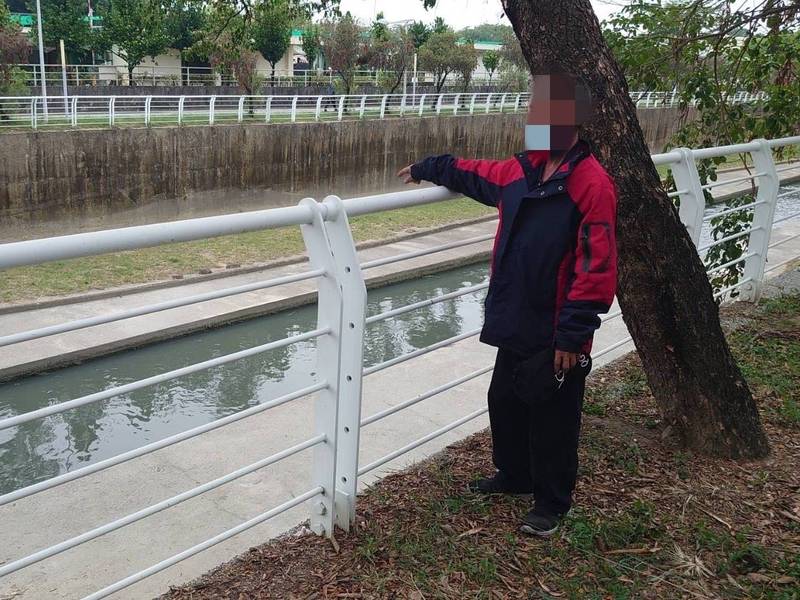 警方於澄清湖旁停車場查獲王男，警訊後今將他依竊盜罪嫌送辦。（讀者提供）