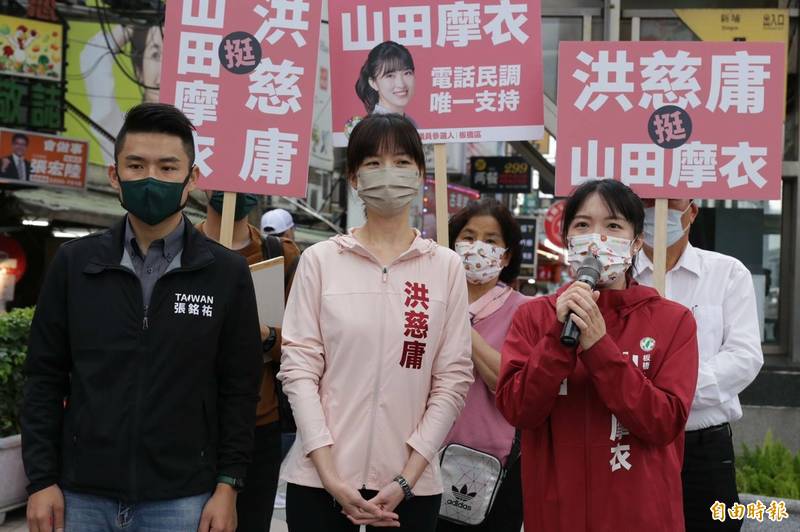 前立法委員洪慈庸（中）陪同山田摩衣（右）到板橋新埔市場徒步掃街拜票，左為張銘祐。（記者何玉華攝）