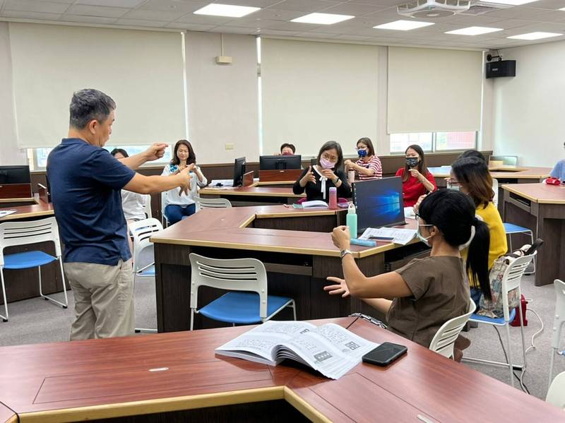 台南市目前已薦派55名現職正式教師，參與教育部台灣手語第一期培訓認證。（圖由教育局提供）（記者劉婉君攝）