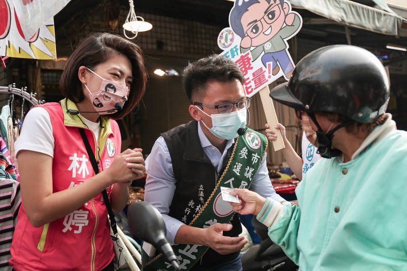 民進黨台南永康區市議員參選人朱正軒與南區、安平區市議員參選人林依婷，今共同在永康兵仔市合體掃街攜手宣講，力拚初選過關。（朱正軒提供）