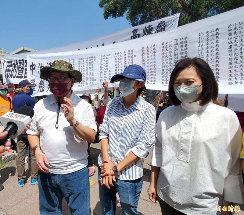 後勁勞宅自救會近百人拉布條散步陳情抗議。（記者陳文嬋攝）