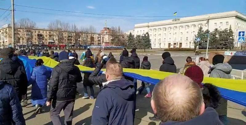 在俄军占领的第一个乌克兰城市赫尔松，抗议群众不断走上街头，他们面对入侵的俄军，表现出惊人的勇气和反抗决心。（路透）(photo:LTN)