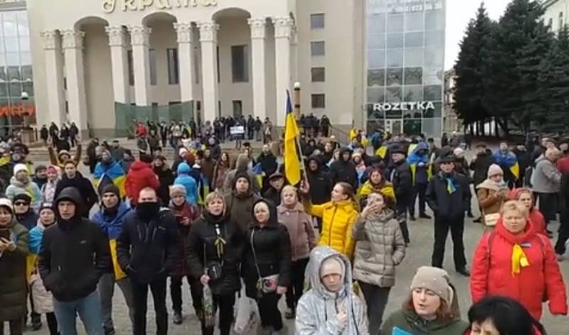 赫尔松民众聚集在市中心的广场，抗议俄军佔领行动。（法新社）(photo:LTN)