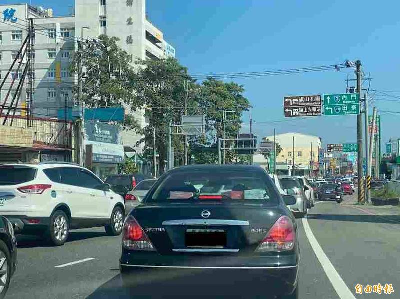 旗山警分局規劃進入老街替代路線。（記者黃旭磊攝）