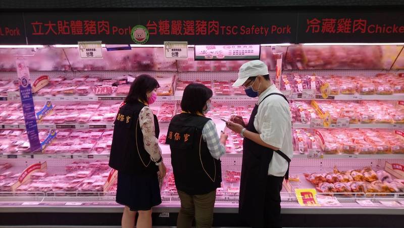台南市法制處人員到大賣場查核清明節應景食品物價。（台南市法制處提供）