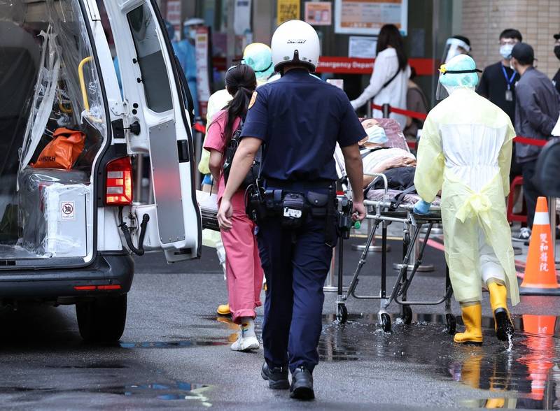 新北市警局投入大量警力協助防疫。（記者姚岳宏翻攝）