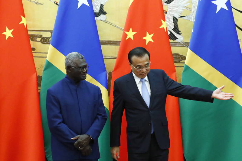 索羅門群島總理蘇嘉瓦瑞（Manasseh Sogavare）2019年在北京與中國國務院總理李克強見面。（歐新社資料照）