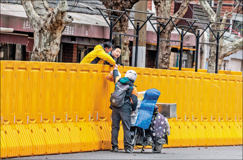 中國金融重鎮上海市在變種病毒株Omicron肆虐下，三月卅日晚間宣布「全域靜態管理」。官方坦承對這波疫情「準備不夠充分」、「防疫措施執行不到位」。（歐新社）