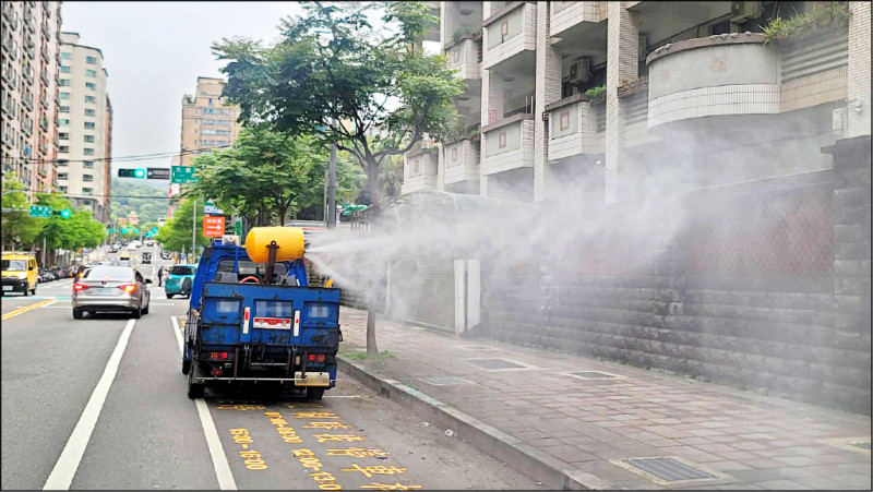 桃園市政府環保局派員前往確診個案足跡相關地點清消。
（桃園市政府提供）