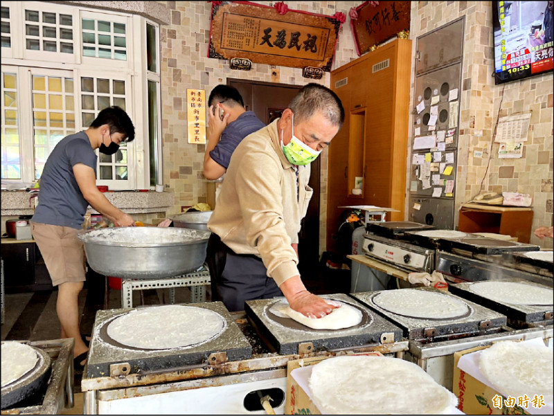 台南新市區新市里長鄭明堂每年清明節平均都會用掉80包麵粉，製作大約3600台斤的潤餅皮。（記者萬于甄攝）