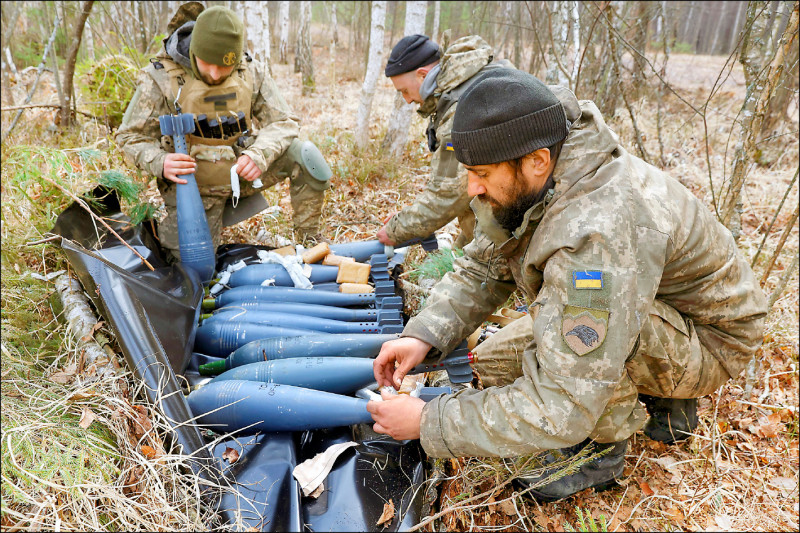 烏克蘭守軍3月30日在基輔地區的陣地整備迫擊砲，準備迎擊來犯的俄軍。（路透）