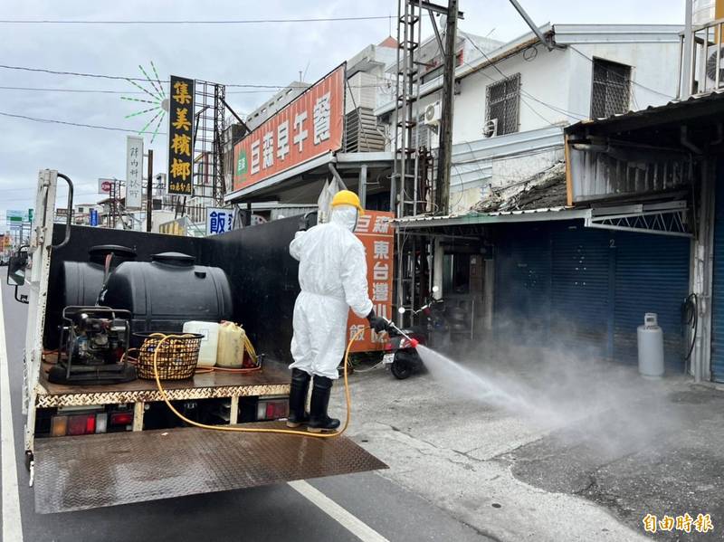 防堵疫情蔓延，台東縣政府大動員進行全面清消。（記者陳賢義攝）