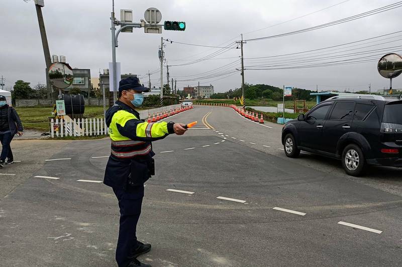 「桃園彩色海芋季」2日登場，警方啟動交通管制，區分平、假日於各路口交管。（大園警分局提供）