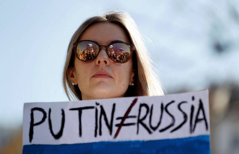 捷克布拉格一名俄国籍民众，在反战示威中举起写有「普廷不等于俄罗斯」的标语。（路透）(photo:LTN)