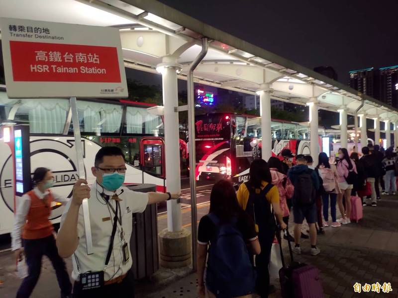 高雄市政府向客運業者調度車輛，全力疏運高鐵乘客。（記者王榮祥攝）