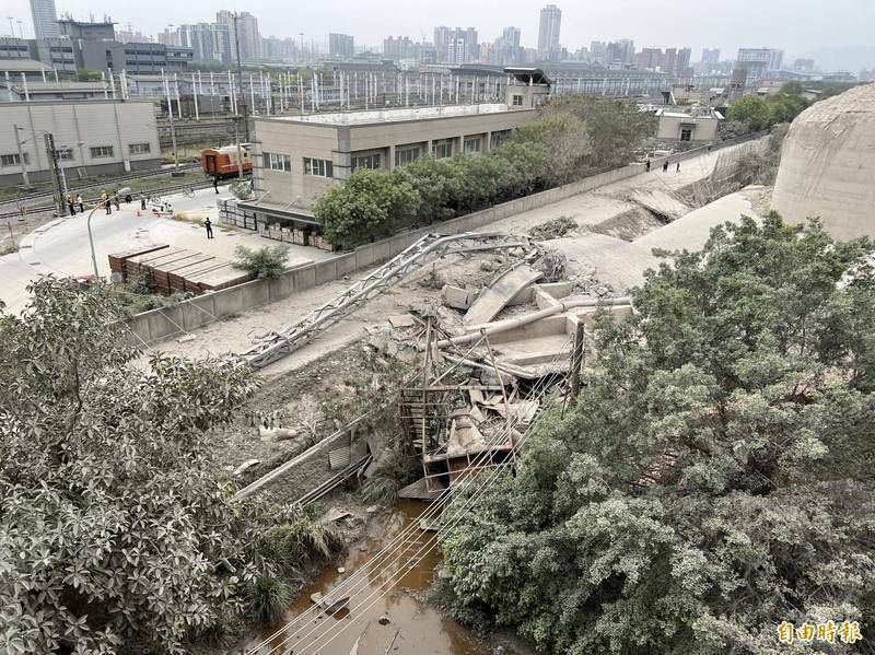 東南水泥廠包商今日進行水泥煙囪高塔拆除工程，因作業不慎倒塌，造成嚴重揚塵，還導致雙鐵停擺。（記者李惠洲攝）