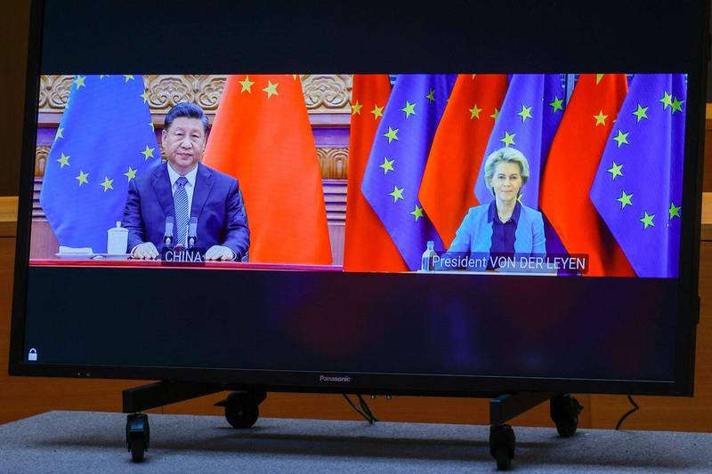 歐盟執委會主席馮德萊恩（右）與中國國家主席習近平（左）在歐中峰會上透過視訊會談。（法新社）