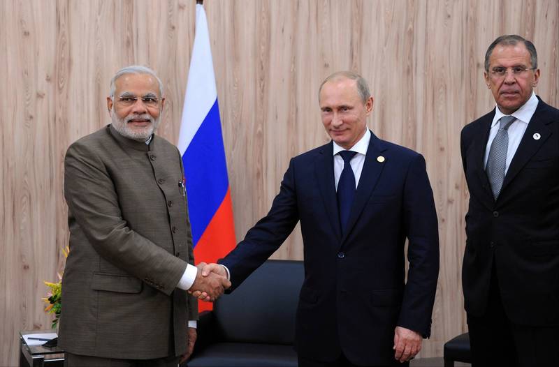 印度总理莫迪（Narendra Modi，左1）1日接见俄国外长拉夫罗夫（Sergei Lavrov，右1），在此之前，英、中、澳、希、墨外长他都没有亲自公开接见，表态意味浓厚。图摄于2014年。（美联社档案照）(photo:LTN)
