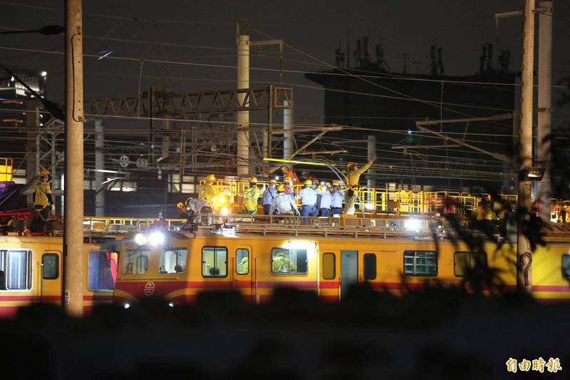 東南水泥工安事故造成雙鐵大斷電，台電已於晚間20:40搶修完成、21:00可雙向通車。（記者李惠洲攝）