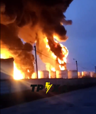 被空襲的儲油設施火光沖天。（圖擷取自@Alex5885888 推特）