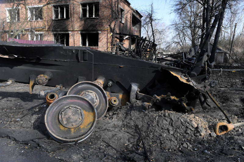 英国国防部指出，乌军已夺回基辅东北部切尔尼戈夫南部的斯洛博达和卢卡什夫卡等村庄。图为毁坏的俄军装备。（欧新社）(photo:LTN)