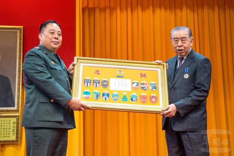 陸軍司令徐衍璞上將今頒贈李棟樑理事長獎章及紀念品。（圖：軍聞社提供）