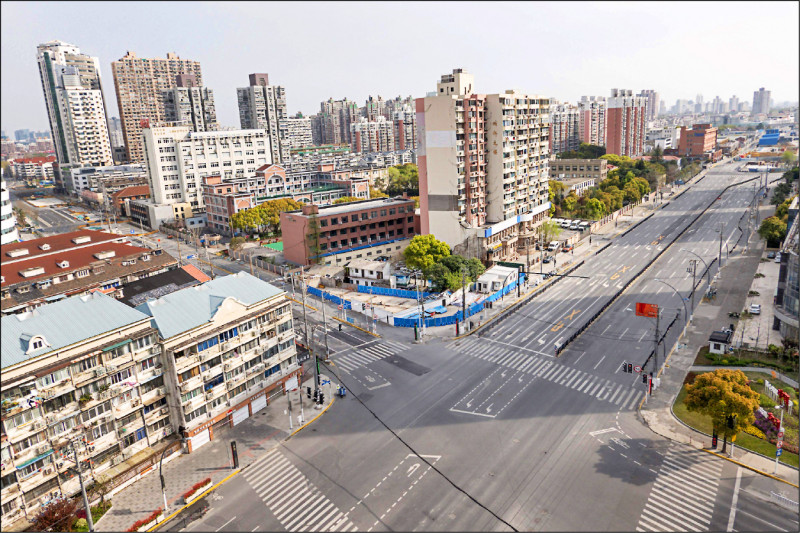 上海實施封城，平常熱鬧的街區，罕見地空無一人。
(法新社)