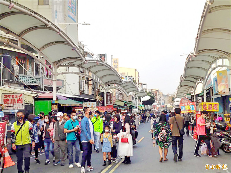 高市府宣布防疫加嚴，各旅遊景點都會進行人流控管，圖為旗津海產街。（記者王榮祥攝）