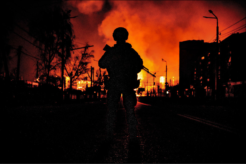 哈尔科夫一名乌军士兵看着遭俄军攻击后起火的加油站。（法新社）(photo:LTN)