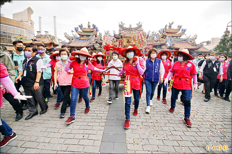 東區樂成宮旱溪媽祖起駕，將遶境18庄22天。（記者何宗翰攝）