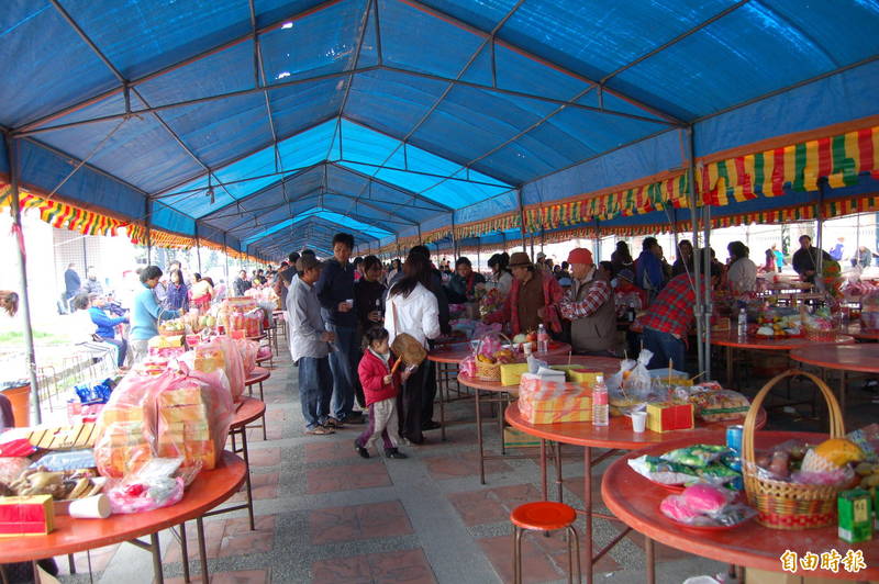 清明祭祖焚燒大量金紙，台東環保局今年推出紙錢換平安米，將以環保金爐集中焚燒。（記者黃明堂攝）