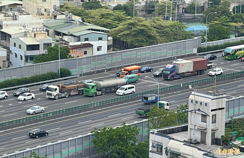 清明連假首日高速公路高雄北上匝道出現車潮，墓區、景點上千警力交管。（記者黃良傑攝）