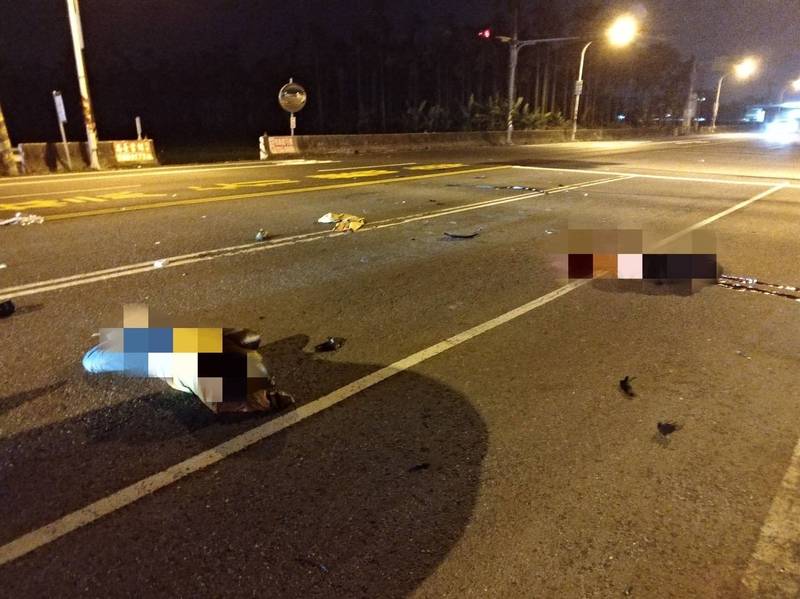 屏東東港鎮昨天發生一起2死死亡車禍，一對騎車的母子檔慘遭賓士車撞飛身亡。（警方提供）
