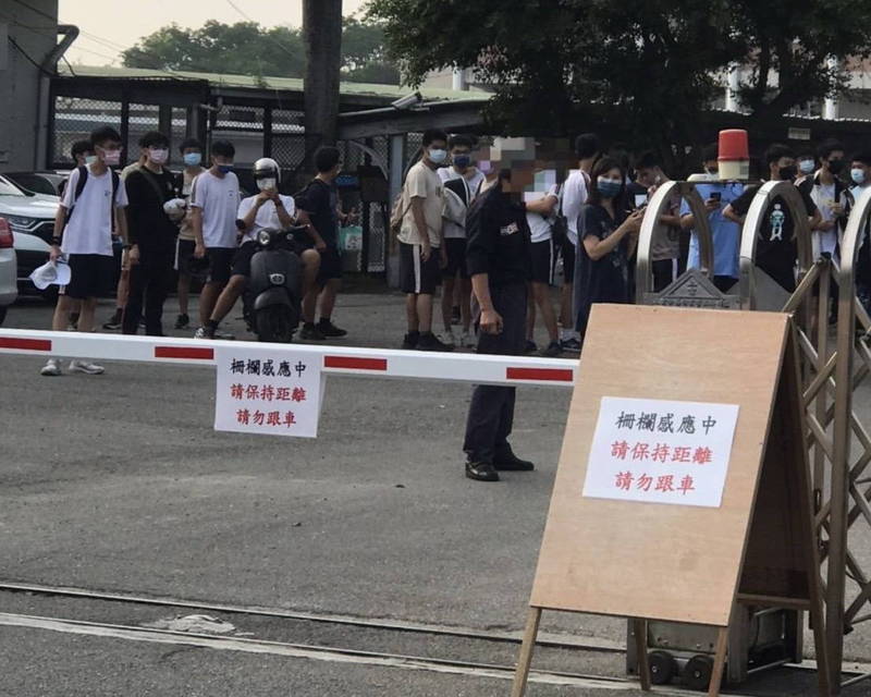 嘉中上月31日運動會，卻發生警衛堅持下午5點才能開校門放行，過程中與學生引發爭執。（讀者提供）