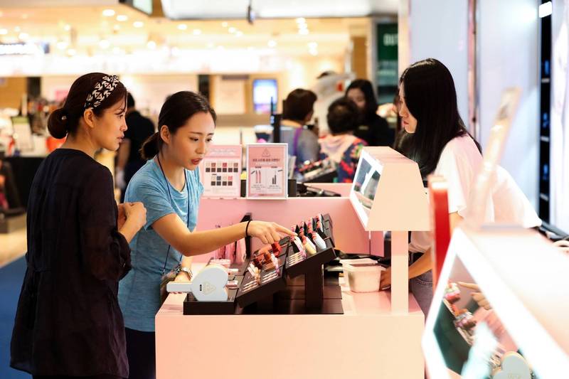 南韩拟取消户外戴口罩等规定，消息一出导致韩国交易所的化妆品股票大涨。南韩化妆品专柜示意图。（彭博）(photo:LTN)