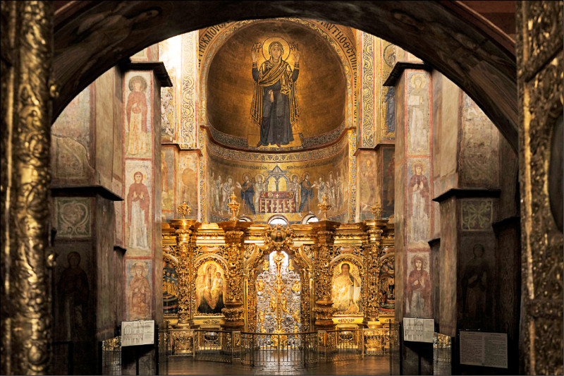 位於烏克蘭首都基輔市中心的聖索菲亞大教堂（Saint Sophia Cathedral）擁有近千年歷史，內部有大量十七、十八世紀壁畫殘片，以及世界上保存最完整的鑲嵌畫和濕壁畫創作群，一九九〇年由聯合國教育、科學及文化組織（ＵＮＥＳＣＯ）認證登錄為世界文化遺產，不論內、外直至上月廿六日皆仍完好。（美聯社）