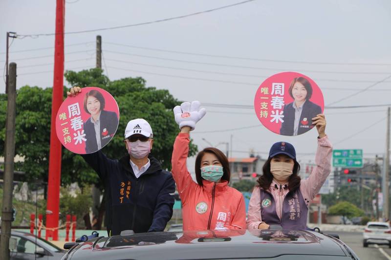 周春米（中）車隊掃街。（周春米辦公室提供）