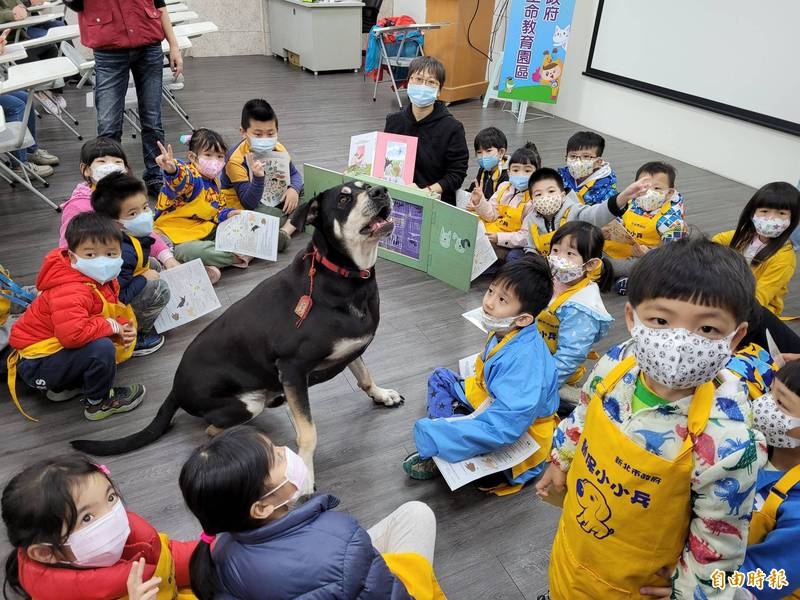 新北市動保處今天舉辦「毛寶貝童樂節」活動，社團法人台灣平權促進會執行長林憶珊進行「我想有個真正的家」繪本導讀。（記者賴筱桐攝）