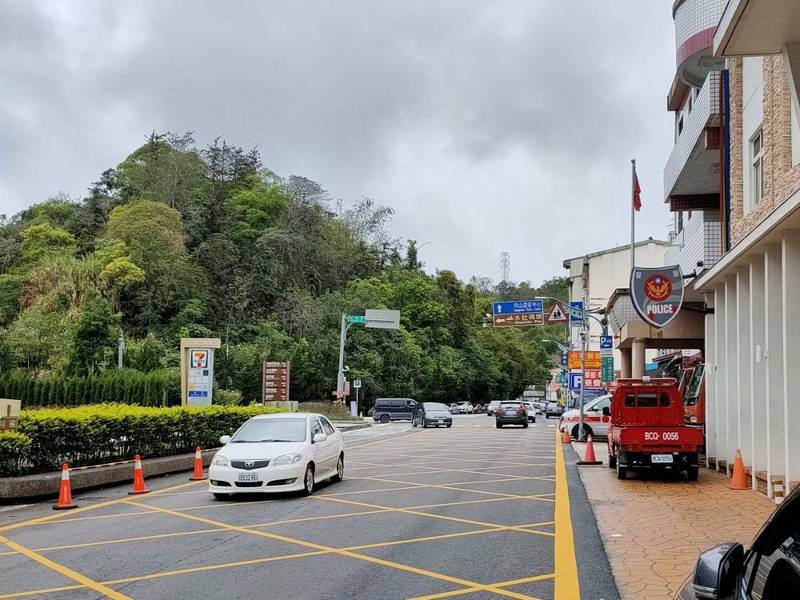 日月潭雨勢漸歇，車潮逐漸增加，預計清明連假第3天天氣轉晴，將掀起一波出遊潮。（記者劉濱銓翻攝）