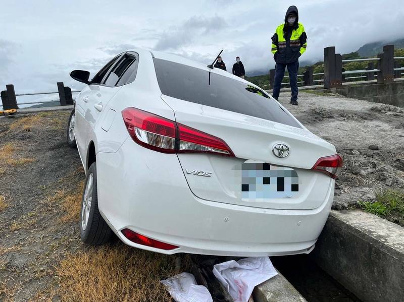 1部轎車駛入池上天堂路掉入邊溝，車損還接罰單。（記者黃明堂翻攝）