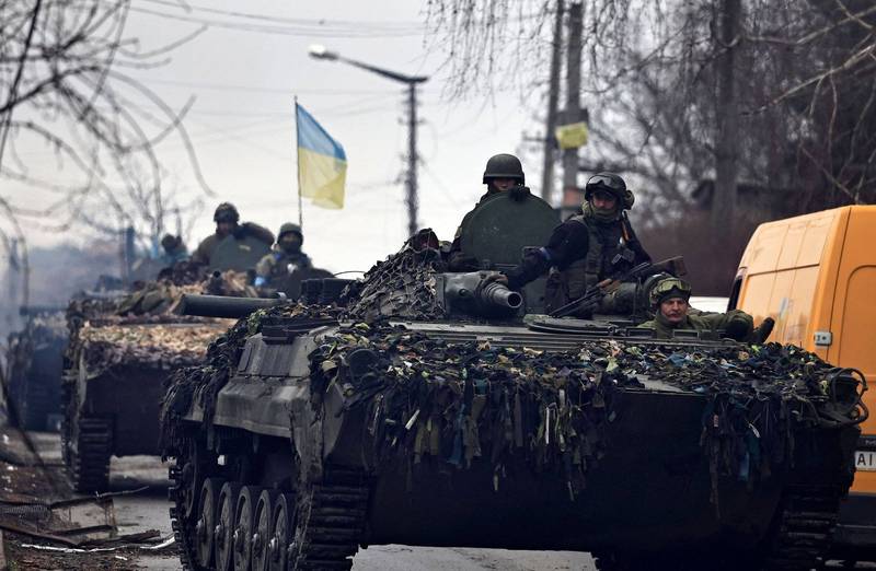 烏克蘭國防部副部長馬里亞爾表示，烏軍已收復整個基輔地區。圖為烏軍裝甲車隊。（路透）