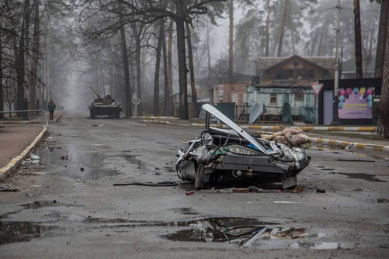基辅郊外小镇布查居民，指控俄军射杀2名跟着家人撤离的男童。图为布查平民车辆被毁。（路透）(photo:LTN)