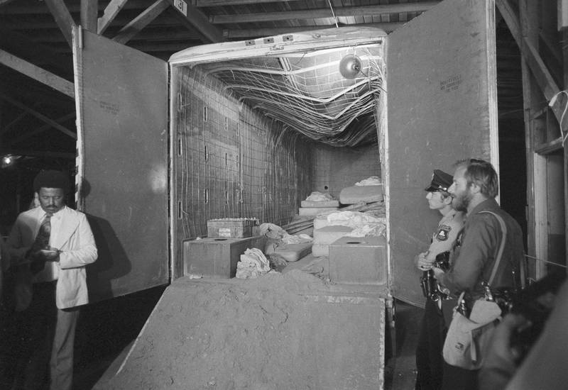 当时学童们被关进埋在地下的卡车车厢，想上厕所只能使用打了洞的木箱。（美联社）(photo:LTN)