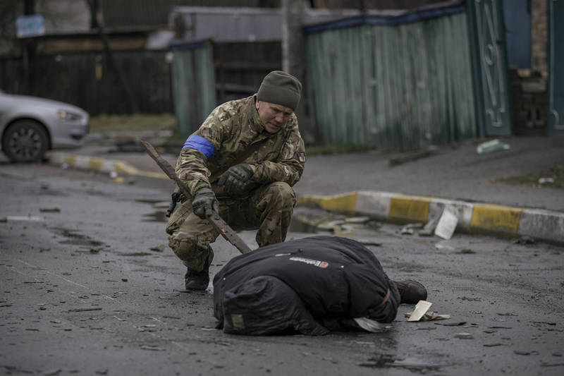外媒消息指出，在烏克蘭軍隊收復基輔週邊地區同時，也發現屍橫遍野的慘狀，據指有至少280人都是從後腦被行刑式槍殺。烏軍在協助處理遺體時，還得小心俄軍是否留有爆炸裝置。（美聯社）