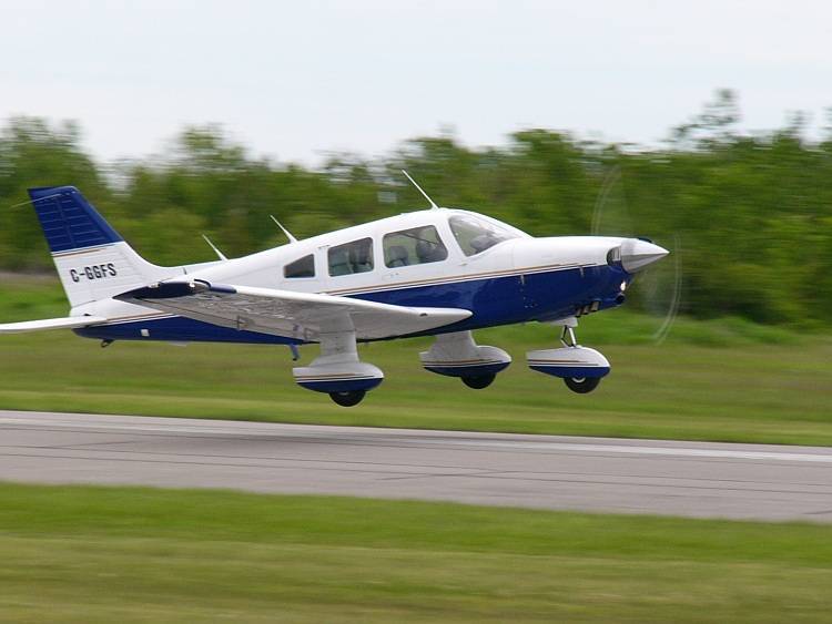 一架Piper PA-28輕型飛機從英國起飛，原定飛往法國，不料飛機在英吉利海峽上空失蹤。Piper PA-28示意圖，非失蹤飛機。（圖擷自Wiki）